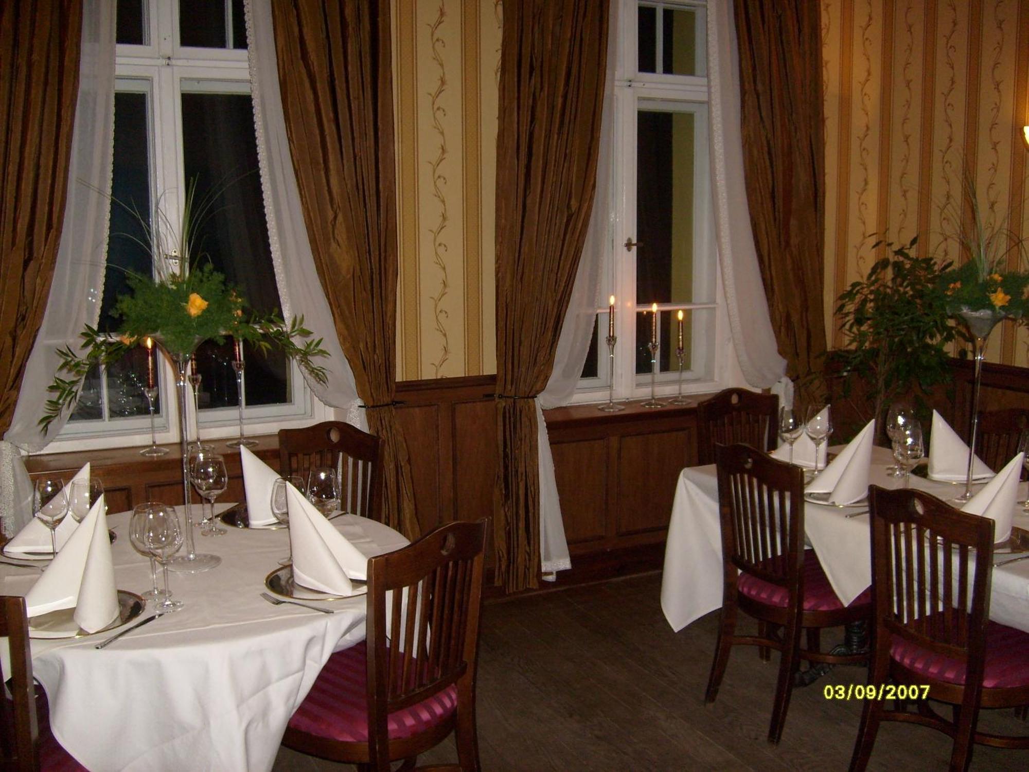 Pensjonat - Restauracja Zolty Domek Neustettin Exterior foto